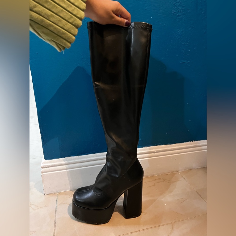 Platform faux leather boots
Black / US6